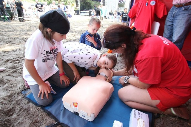 Ela Radomska ze Świętokrzyskiego Wodnego Ochotniczego Pogotowia Ratunkowego pokazuje, jak udzielać pierwszej pomocy.
