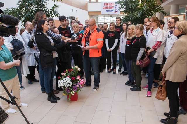 Lekarze rezydenci protestujący w Centrum Medycyny Inwazyjnej UCK zmieniają formę protestu