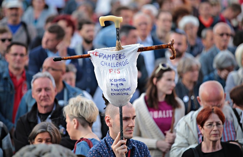 Małopolski KOD manifestował poparcie dla rodziców...