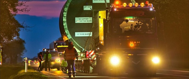 Transporty wielkogabarytowe są ogromnym wyzwaniem logistycznym dla przewoźnika, ale także dla zarządcy dróg. Zazwyczaj odbywają się nocąZobacz kolejne zdjęcia. Przesuwaj zdjęcia w prawo - naciśnij strzałkę lub przycisk NASTĘPNE