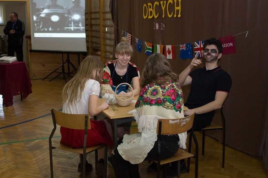 Były narodowe potrawy, tańce i karaoke, czyli Dzień Języków Obcych w liceum "Baczyńskiego"