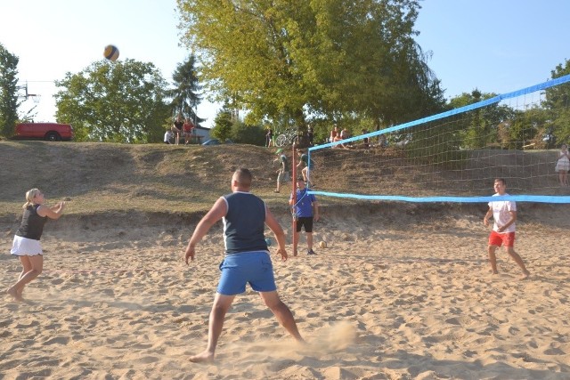 W sobotę w Lipnie na boisku przy ulicy Łącznej rozegrano II Turniej Plażowej Piłki Siatkowej MIXTY. Zorganizowało go Stowarzyszenie „Na tropie”, by pozyskać środki na rehabilitację Szymona Knacha. Do późnego wieczora rywalizowało ze sobą siedem drużyn. W zbiórkę  włączyli się harcerze z lipnowskiej drużyny „Trójkolorowe szeregi”, którzy również pomagali podczas zawodów.Relacja w najbliższym wydaniu „Tygodnika Lipnowskiego”.  Flesz - wypadki drogowe. Jak udzielić pierwszej pomocy?