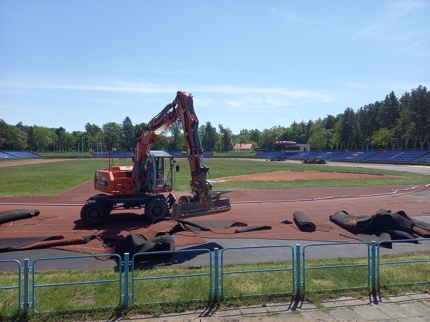 Rozpoczął się remont stadionu lekkoatletycznego w Kielcach.  Koszt prac to około 7,7 miliona złotych. Zobaczcie zdjęcia