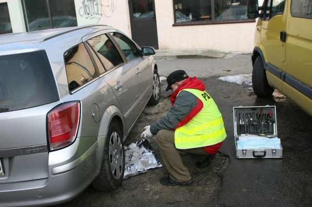 Styczeń 2011 roku. Policja zabezpiecza ślady na samochodzie, którym sprzed hotelu zamierzali odjechać małżonkowie z Hiszpanii.