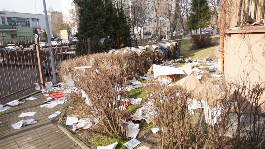 Białystok. Pożar mieszkania na osiedlu Mickiewicza. Doszło do wybuchu. Poszkodowana jedna osoba i pies. Siedem zastępów na miejscu [ZDJĘCIA]