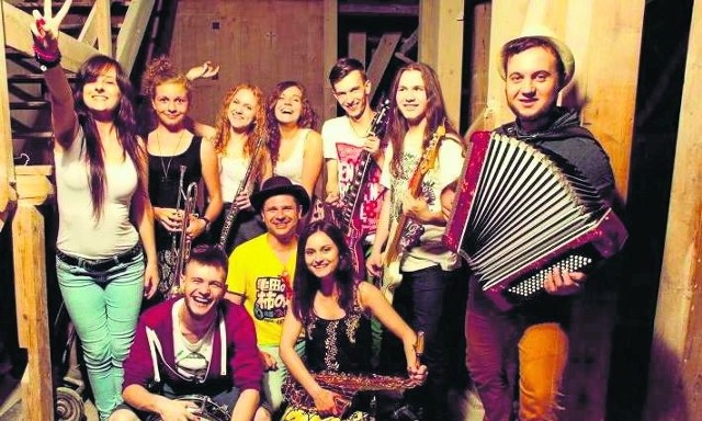 Przed światełkiem do nieba publiczność na kieleckim Rynku rozgrzeje zespół Folk’n’roll, finalista Talentu Świętokrzyskiego.