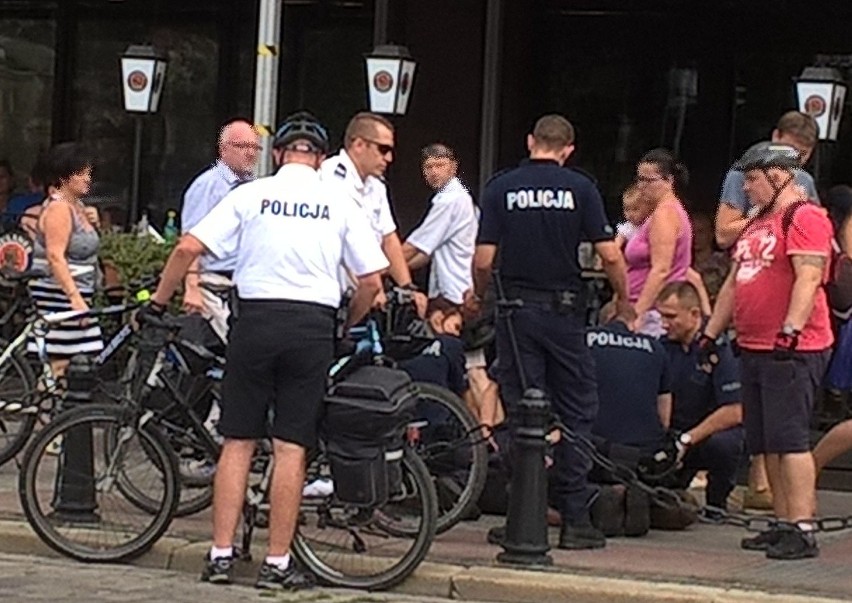 Policjanci zatrzymali agresywnego młodego mężczyznę. -...