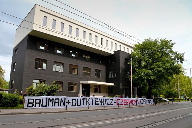 Protest przed procesem w sprawie zakłócania porządku podczas wykładu prof. Baumana