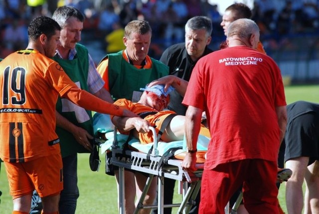 W 19 minucie miało miejsce dramatyczne zdarzenie - Mateusz Mąka ucierpiał w powietrznej walce o piłkę. Z rozciętą głową i wstrząśnieniem mózgu został odwieziony do szpitala.