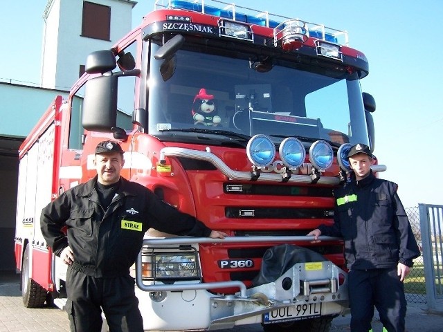 - To jeden z najnowocześniejszych wozów strażackich w całej Polsce - mówią Erwin Dziuba (z lewej) i Piotr Czapla z OSP Szemrowice.