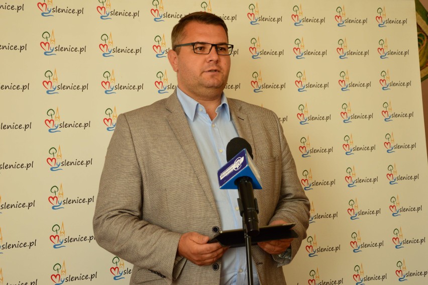 Burmistrz Myślenic Jarosław Szlachetka podczas konferencji...