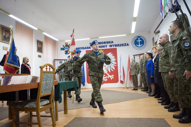 Wczoraj dowódca 7 BOW podpisał umowy z;  LO. im. Sierpińskiego w Słupsku, Zespołem Szkół Agrotechnicznych w Słupsku i Zespołem Szkolno-Przedszkolnym w Redzikowie. Młodzież, nie tylko z klas wojskowych, będzie uczyć się pod okiem wojskowych musztry, technik ratownictwa medycznego, sztuk walki, poznawać broń i z niej strzelać.