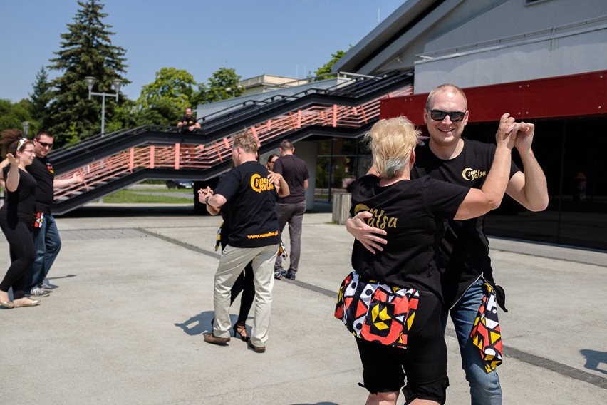 Tarnów. Flash mob z okazji Międzynarodowego Dnia Kizomby [ZDJĘCIA]