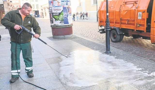 Prezes MPO zapewnia, że ekipy tej miejskiej spółki codziennie usuwają wszelkie zabrudzenia z ulic starówki