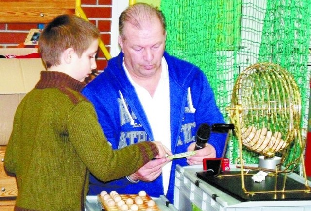 Współzałożyciel organizacji &#8222;Intentio&#8221; Peter Methorst podczas gry w Bingo w czyżewskiej podstawówce