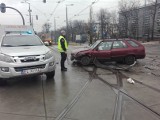 Wypadek na skrzyżowaniu Dąbrowskiego i Śmigłego-Rydza. Volkswagen staranował skodę. Utrudnienia w ruchu [zdjęcia]