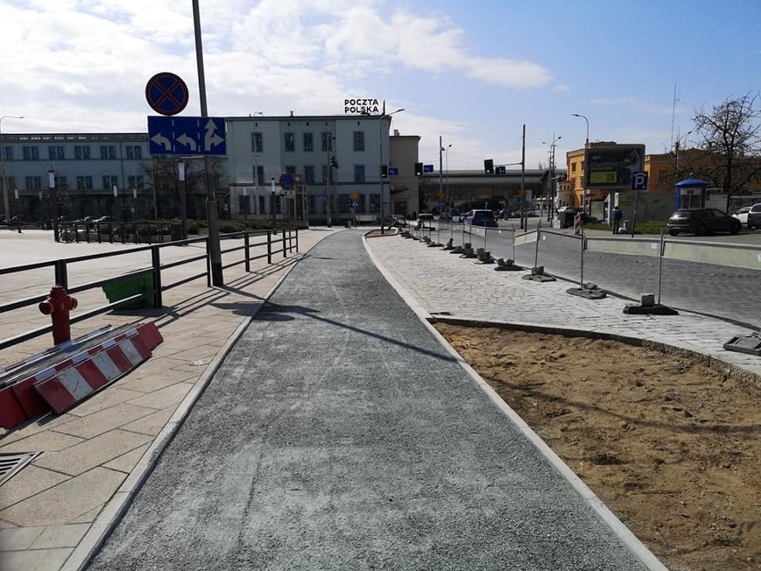 Nowa droga rowerowa wzdłuż Podwala. Rowerzyści skorzystają z niej już od soboty (ZDJĘCIA)