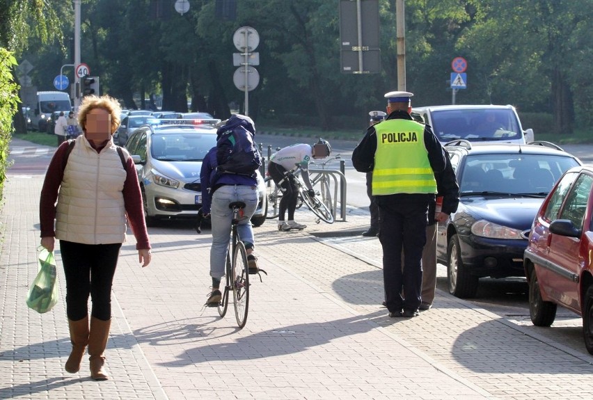 Wrocław: Piesza potrącona przez rowerzystę na Wyszyńskiego. Szła drogą dla rowerów