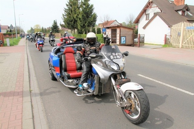 Do Lichenia przyjechali zarówno pasjonaci motocykli, jak i samochodów zabytkowych. U progu nowego sezonu kierowcy prosili o pewną rękę i czujne oko podczas tegorocznych podróży.Przejdź do kolejnego zdjęcia --->