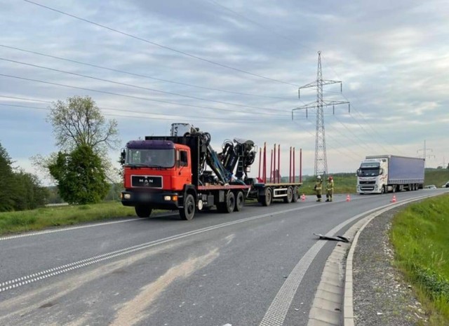 Na czas prac służb, droga w okolicach ronda na zjeździe była zablokowana.