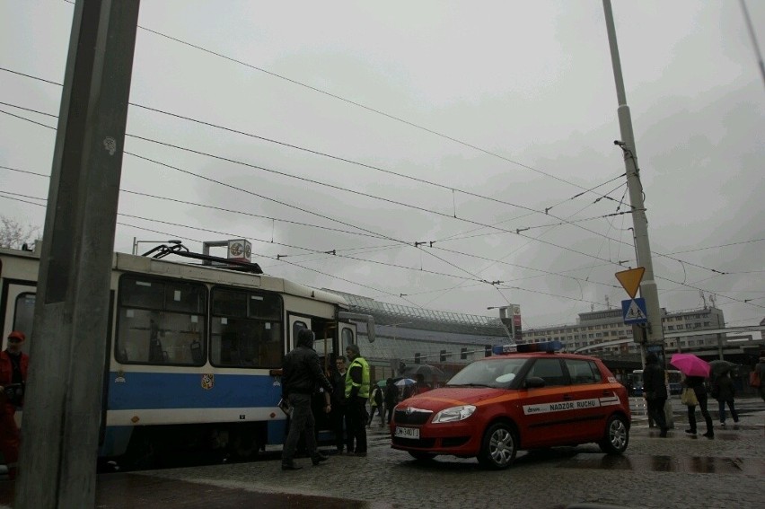 Wrocław: Przed rondem Reagana stanęły tramwaje, bo jeden się zepsuł (ZDJĘCIA)