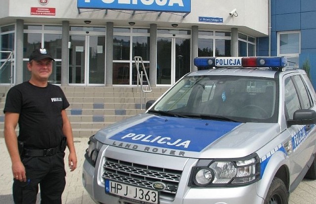 Sierżant Dariusz Raczewski z KPP w Prudniku, z kolegą z patrolu Marcinem Przyszlakiem wyciągnęli starszą kobietę z zadymionego mieszkania.