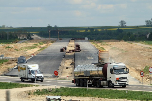 S19 Rzeszów - BarwinekW przygotowaniu jest ok. 74-kilometrowy odcinek przyszłej S19 od węzła Babica do granicy państwa w Barwinku. Dla dwóch odcinków (Iskrzynia - Miejsce Piastowe i Miejsce Piastowe - Dukla) ogłoszone zostały już przetargi na realizację (w formule Projektuj i buduj), zaś na pozostałych odcinkach wykonawcy pracują nad rozwiązaniami projektowymi, przygotowując koncepcje programowe (KP). Dużym wyzwaniem jest przeprowadzanie badań geologicznych w tak różnorodnym i skomplikowanym pod względem geologicznym terenie:  • S19 Babica - Iskrzynia (35,6 km) - w przygotowaniu• S19 Iskrzynia - Miejsce Piastowe (10,3 km) - przetarg na realizację (P&B)• S19 Miejsce Piastowe - Dukla (10,1 km) - przetarg na realizację (P&B)• S19 Dukla - Barwinek (granica państwa) (18,1 km) - w przygotowaniu