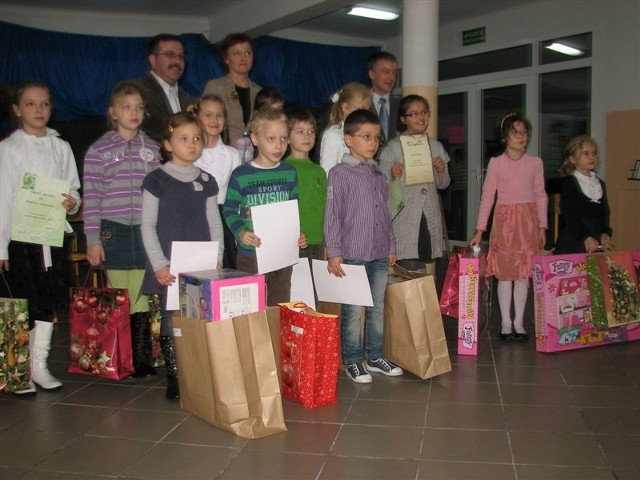 Nagrody wręczał Janusz Kotowski, prezydent Ostrołęki; budżet na konkurs szkoła otrzymała od miasta.