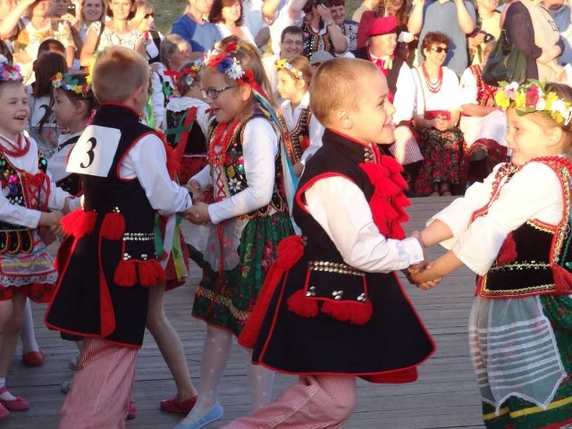 Najmłodsi uczestnicy ubiegłorocznego festiwalu podczas maratonu krakowiaka