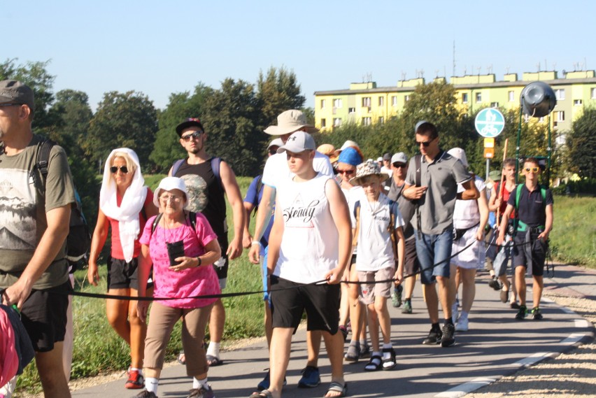 Oświęcimscy pątnicy w pięciu grupach z dekanatów:...