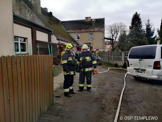 W niedzielę, 6 grudnia, w piwnicy budynku wielorodzinnego w Templewie koło Bledzewa wybuchł pożar. Ogień zauważono około godz. 10.40. Do walki z żywiołem natychmiast ruszyli strażacy-ochotnicy z jednostki OSP w Templewie. Relacjonują, że pomieszczenia były bardzo zadymione, widoczność była zerowa. Dlatego używali aparatów ODO z powietrzem. Do akcji włączyły się też dwa zastępcy strażaków zawodowych z jednostki ratowniczo-gaśniczej z Międzyrzecza. Ugasili ogień, po czym wynieśli na zewnątrz żarzący się popiół. W pomieszczeniach natknęli się także na butlę z gazem i kanister. Ostatnim akordem akcji było oddymienie pomieszczeń za pomocą wentylatora. Zaznaczają, że na szczęście nikomu nic się nie stało. Po ugaszeniu ognia i oddymieniu piwnic mieszkańcy mogli wrócić do swoich lokali. Przeczytaj o czwartkowym wypadku drogowym między Pieskami i TemplewemGroźny wypadek koło Templewa. Trzy kobiety w szpitaluZobacz wideo z przekazania sprzętu ratowniczego dla strażaków-ochotników