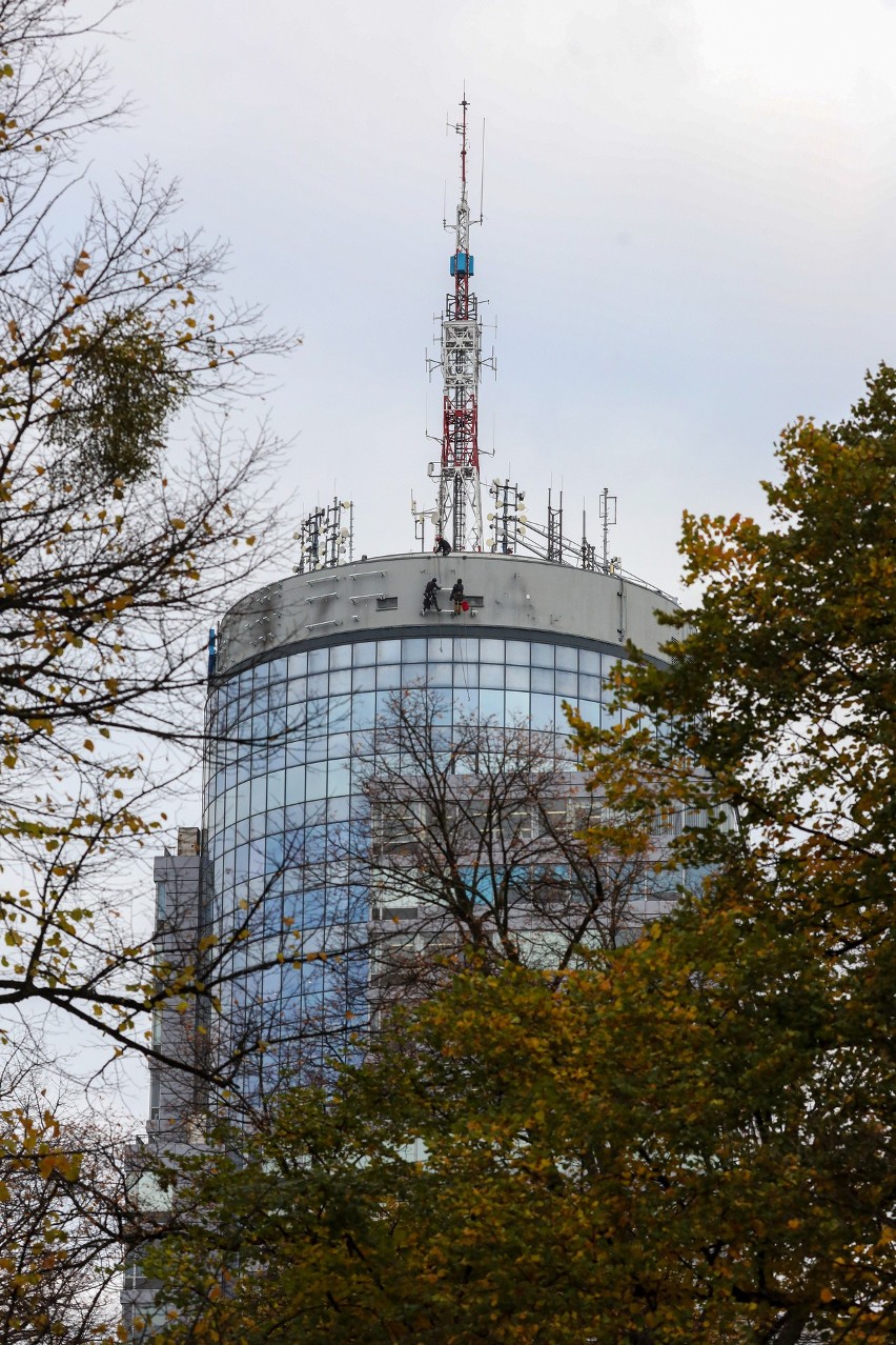 Na szczyt Pazimu wciągają nowe litery. Niedługo neon znów zaświeci