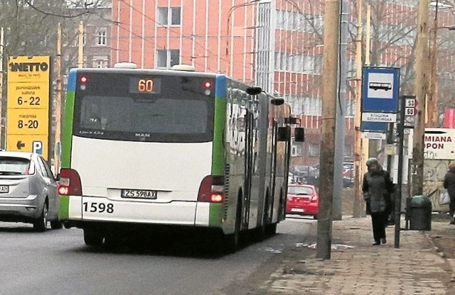 Autobusy nie korzystają jeszcze z pętli i zabierają pasażerów z ulicy. Pętla będzie nieczynna przynajmniej do lutego