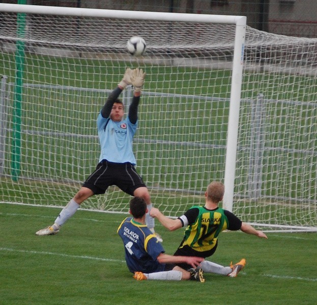 Izolator Boguchwała (granatowe stroje) pokonał u siebie 1-0...