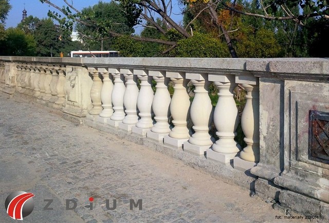Nowa balustrada została wykonana z granitu i piaskowca, a więc takich samych materiałów jak w 1883 roku