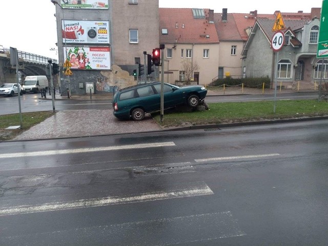 W okolicy zjazdu z mostu staromiejskiego stoi porzucony deawoo. To najprawdopodobniej efekt porannej gołoledzi. Kierowcy informują o złych warunkach na drogach - przez centrum Gorzowa da radę jeszcze jakoś przejechać, ale boczne uliczki to już "szklanka" - przestrzega gorzowianin Marcin.Zobacz również: Mróz, śnieg i gołoledź postrachem kierowców. Jak przygotować się na zimę?Źródło:Agencja TVN