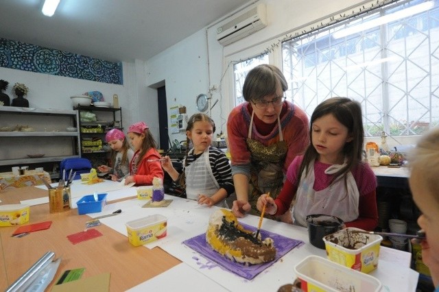 W swojej pracowni Małgorzata Wolnicka prowadzi zajęcia dla dzieci, ale także dla dorosłych.
