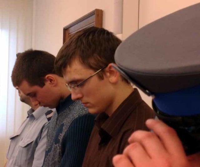 Martin Małyszko (w okularach) trafi za kratki na 3,5 roku więzienia. Błażej Dembowski na 3 lata.
