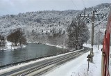 Zimowa podróż Doliną Popradu. Widoki z okna pociągu zachwycają. Zobaczcie sami na zdjęciach