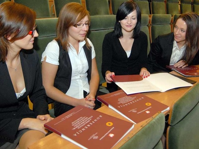 Studentki WSPiA (od lewej): Aneta Kozdroń, Elżbieta Stokłosa, Joanna Bieńko, Katarzyna Bednarska nie mają jeszcze wyrobionego zdania na temat prywatyzacji, choć wiedzą o niej już sporo.