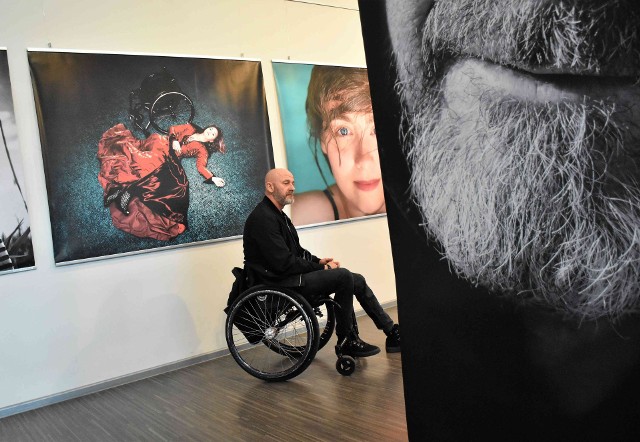 Jednym z bohaterów zdjęć zaprezentowanych na wystawie "Jedna chwila" jest pochodzący z Inowrocławia utytułowany niepełnosprawny sportowiec Jarosław Kailing