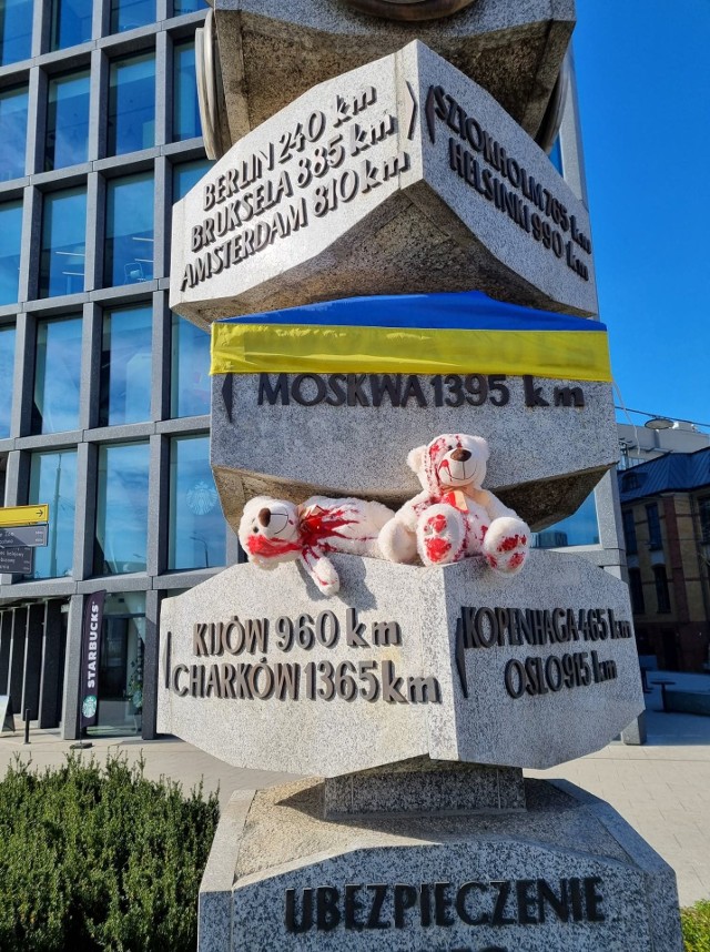 Na rondzie Kaponiera w Poznaniu położyli "zakrwawione" zabawki. To protest przeciwko wojnie w Ukrainie