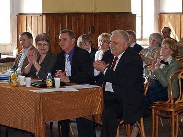 Decyzje radnych o udzieleniu absolutorium za wykonanie budżetu miasta i gminy Pińczów w 2008 roku władze przyjęły z nieukrywaną satysfakcją.