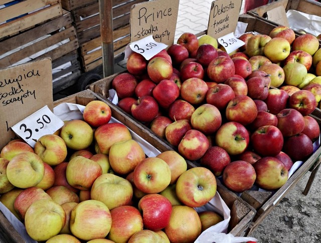 Świętokrzyski Ośrodek Doradztwa Rolniczego zanotował ceny targowiskowe z tygodnia 20-24.09.2021. Jabłka konsumpcyjne kosztowały w tym okresie od 1,50 do 3,50 zł/kg.