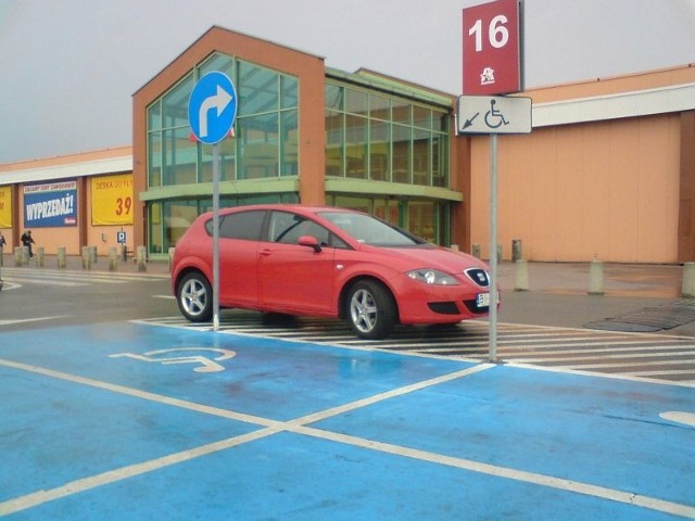 Seat pozostawiony na parkingu przed Auchan Produkcyjna