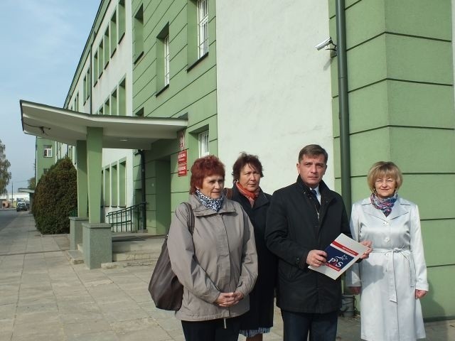 Danuta Krępa, Joanna Główka, Andrzej Pruś i Lidia Dziura z Prawa i Sprawiedliwości domagają się od wiceprezydentów Starachowic rezygnacji ze stanowisk.