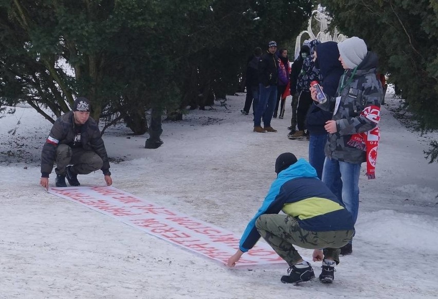 71. rocznica wyzwolenia Inowrocławia. Zamiast lewicy pod pomnikiem narodowcy i policja