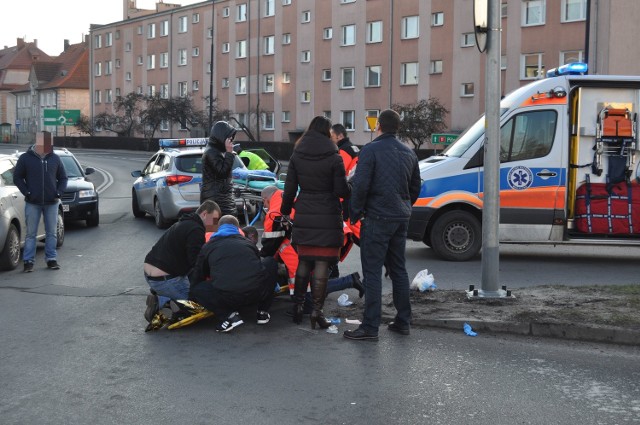 Tragiczny wypadek na ulicy Sikorskiego w Szczecinku. Dwie osoby ranne.Do wypadku doszło w niedzielne popołudnie na obwodnicy Szczecinka na wysokości ulicy 28 Lutego. Dwie kobiety szły najpewniej na pociąg na pobliską stację kolejową. Gdy były już na przejściu dla pieszych uderzył w nie jadący od strony marketu Sano fiat punto. - Usłyszałam tylko głuchy huk i zobaczyłam leżącą na jezdni młodą kobietę - mówi jedna z pań, które były świadkiem wypadku. Pasażerka fiata powiedziała, że ją i kierowcę oślepiało ostre słońce i nie widzieli wchodzących na pasy pieszych. Siła uderzenia odrzuciła dziewczynę kilkanaście metrów, jej stan jest poważny. Druga z poszkodowanych kobiet była w lepszym stanie. Okoliczności wypadku ustala policja. 