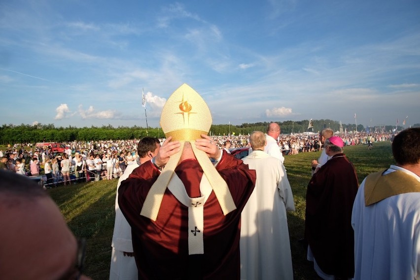 Lednica 2016: Tysiące młodych modli się przed Bramą-Rybą