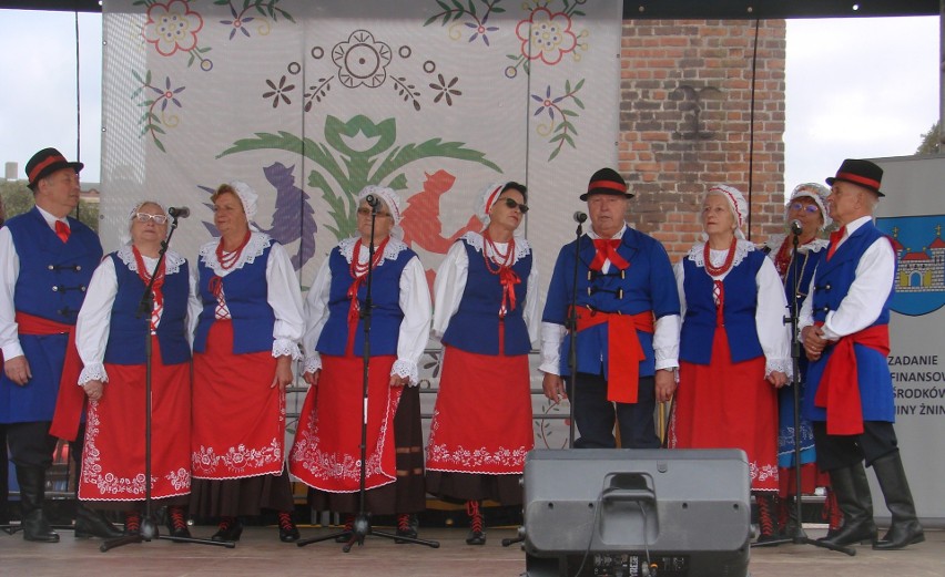 Zespół "Łochowianie" podczas występu w Żninie